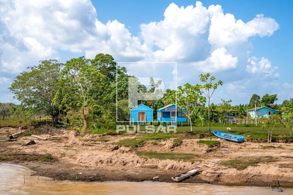 Comunidade ribeirinha de Nossa Senhora Aparecida em época de seca no Rio Solimões