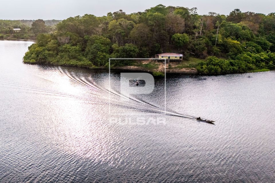 Vista de drone de casa de ribeirinhos na margem do Rio Manaquiri