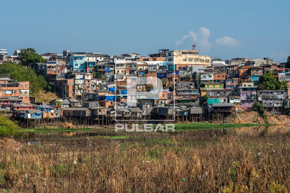 Palafitas na margem do Rio Negro em época de seca 