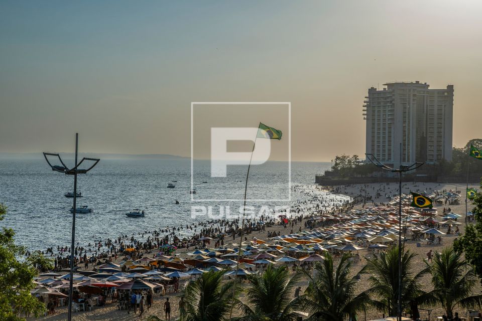 Banhistas na Praia da Ponta Negra na margem do Rio Negro