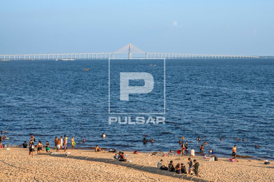 Banhistas na Praia da Ponta Negra ao fundo Ponte Estaiada Jornalista Phelippe Daou - Rodovia Manuel Urbano sob