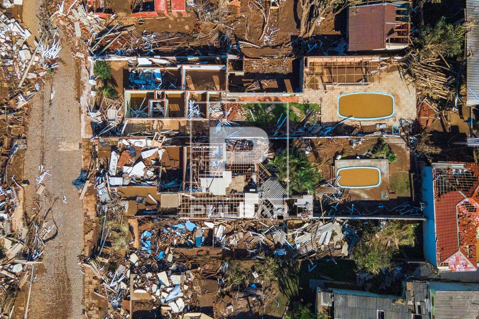 Vista de drone de casas bairro Navegantes destruídas e destelhadas após a enchente no Vale do Taquari