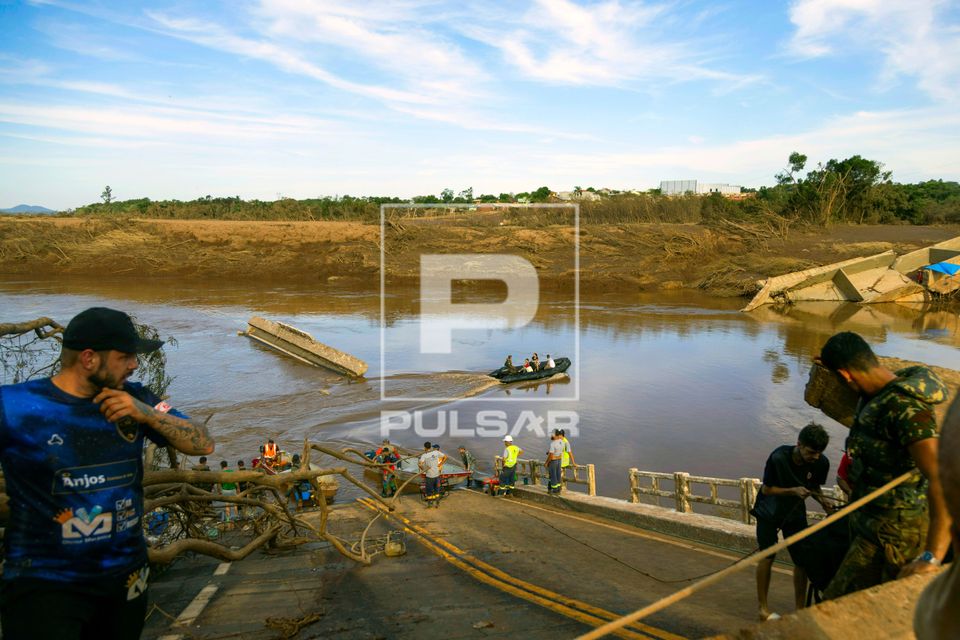 Ponte sobre o Rio Taquari destruída pela enchente - militares e voluntários ajudam na travessia - Vale do Ta