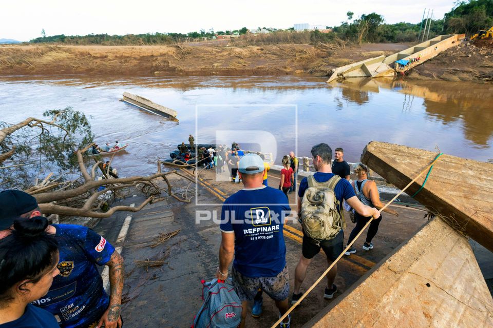 Ponte sobre o Rio Taquari destruída pela enchente - militares e voluntários ajudam na travessia - Vale do Ta