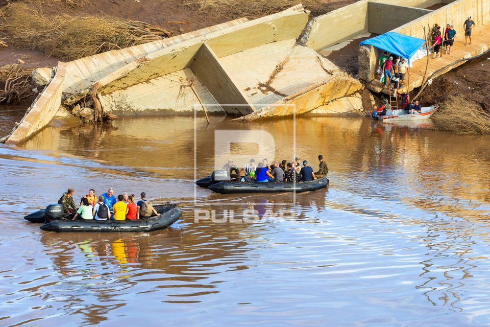 Ponte sobre o Rio Taquari destruída pela enchente - militares e voluntários ajudam na travessia - Vale do Ta