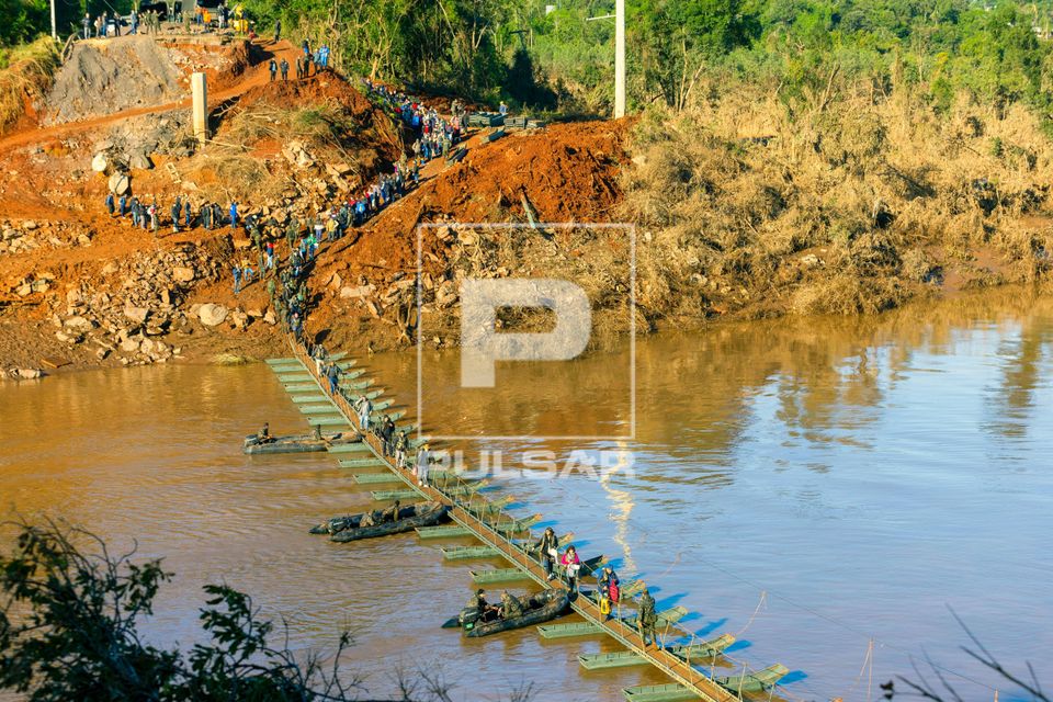 Passarela flutuante improvisada sobre Rio Forqueta entre Lajeado e Arroio do Meio controlada por militares e v