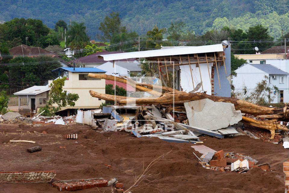 Casas da cidade cercadas de troncos e destroços carregados peas enchentes - Vale do Taquari
