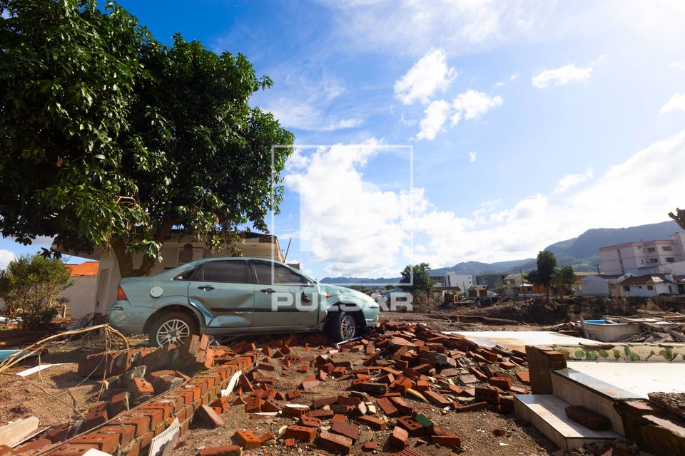 Paredes de casa da derrubadas pela correnteza das enchentes no Vale do Taquari