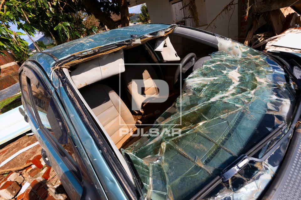 Correnteza das enchentes rompeu o parabrisa e atravessou o carro - Vale do Taquuarí