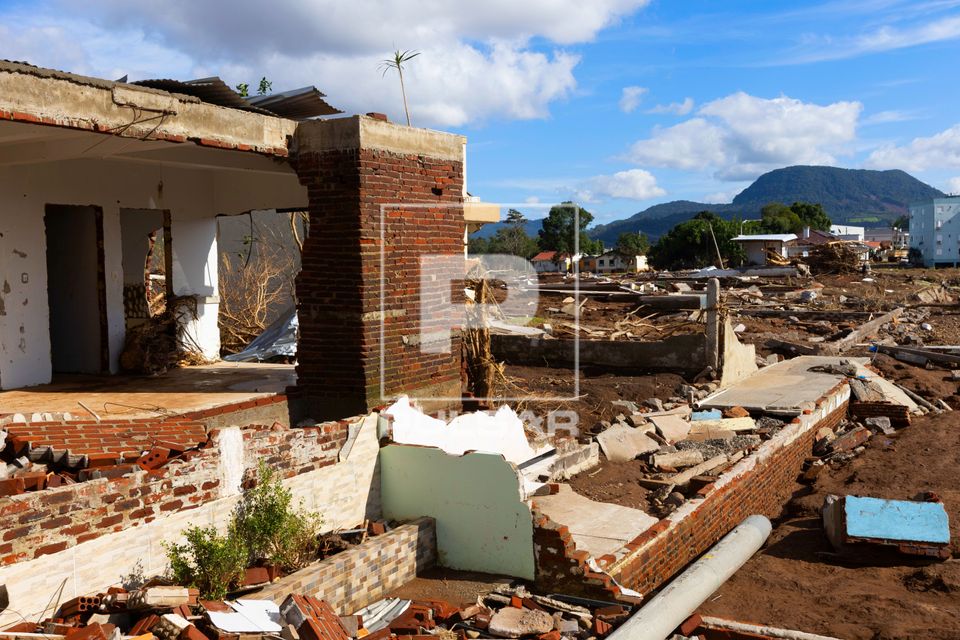 Casas da cidade destruídas pelas enchentes no Vale do Taquari
