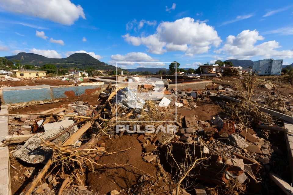 Casas da cidade destruídas pelas enchentes no Vale do Taquari