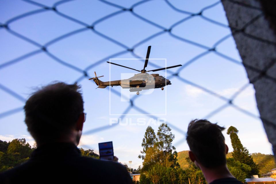 Helicóptero do exército em operação de ajuda pousando no campo de futebol - Vale do Taquari