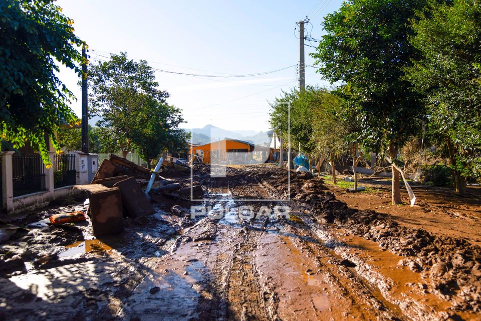 Lama deixada pelas enchentes no Vale do Taquari