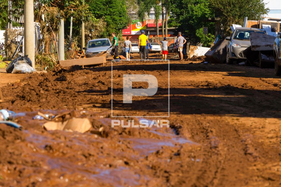 Lama objetos e veículos em rua após as enchentes no Vale do Taquari no Vale do Taquari
