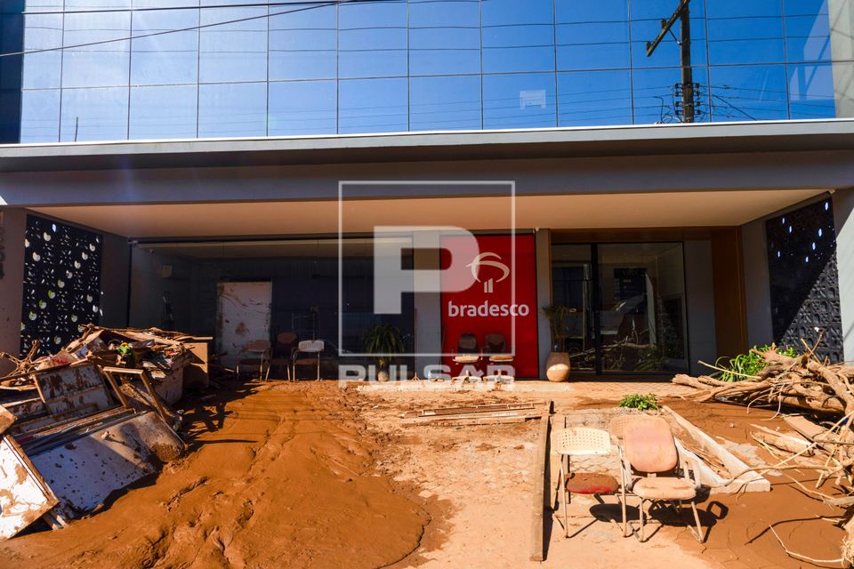 Agência bancária retirando lama e destroços após enchentes no Vale do Taquari 