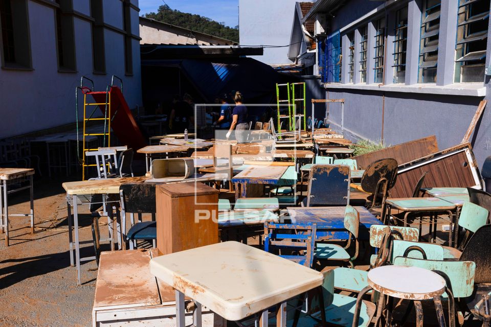 Objetos de moradores aguardando limpeza ao sol após as enchentes - Vale do Taquari