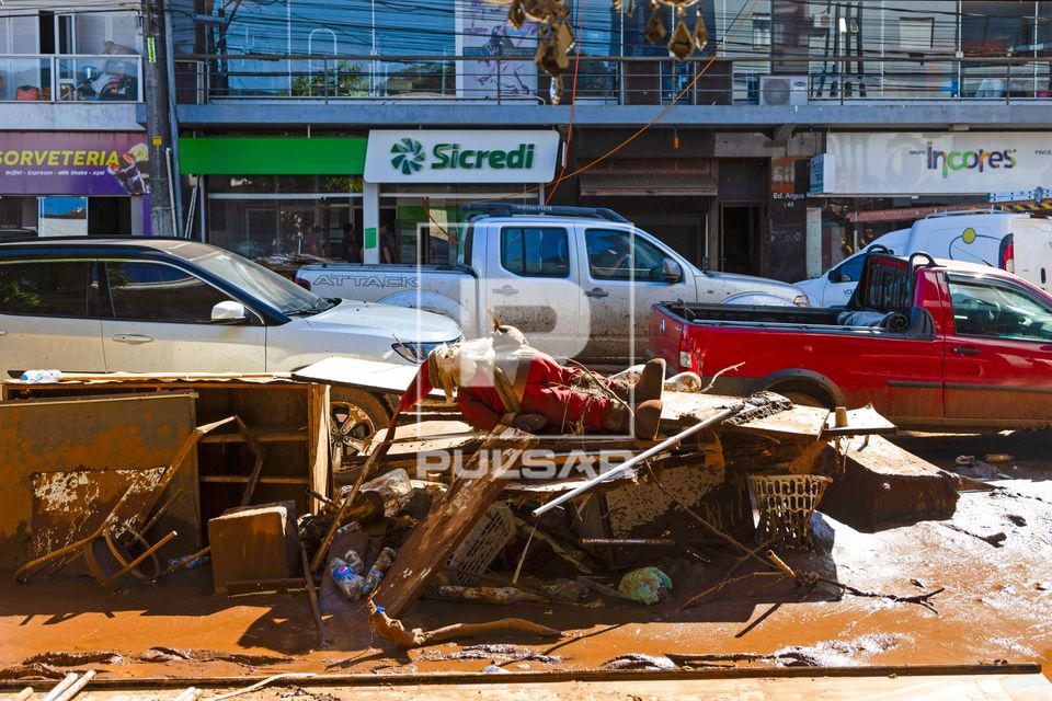 Lama objetos e veículos em rua após as enchentes no Vale do Taquari no Vale do Taquari
