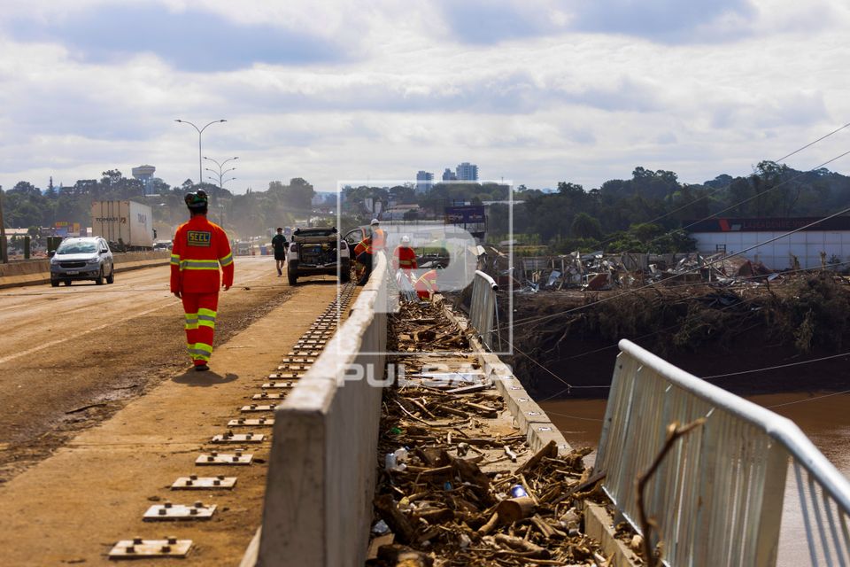 Ponte destruída pelas enchentes no Vale do Taquari