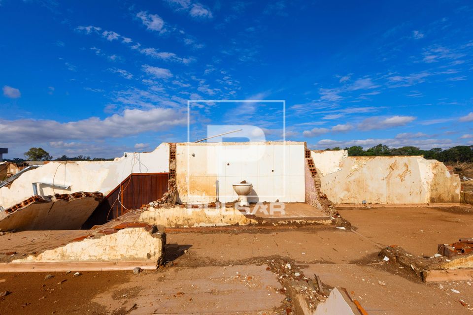 Paredes e vaso sanitário de casa da cidade destruída pelas enchente no Vale do Taquarí
