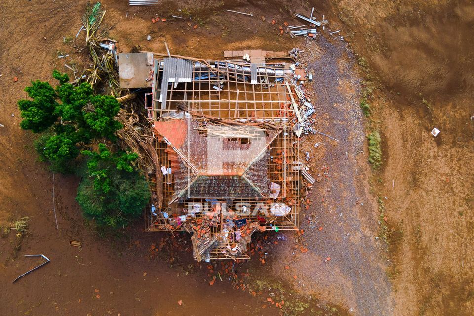 Vista de drone de telhado casa levando pela enchente no Vale do Taquari