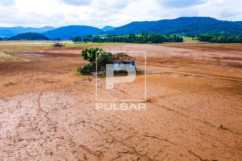 Vista de drone de casa isolada pela lama após enchente no Vale do Taquari