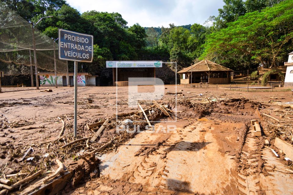Sinalização e casas tomadas por lama e destroços após enchente no Vale do Taquari