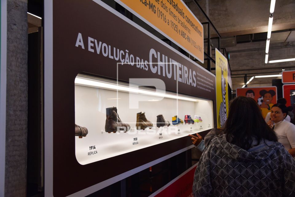 A evolução das chuteiras na Instalação Almanaque da Bola no Museu do Futebol no Mercado Livre Arena Pacaem