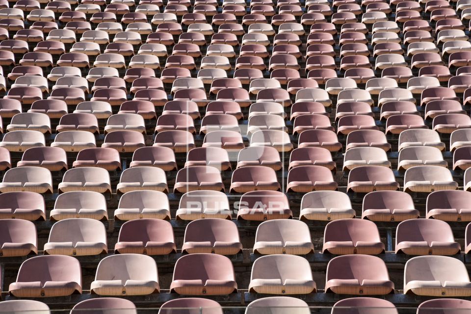 Cadeiras na arquibancada do Mercado Livre Arena Pacaembú - antigo Estádio Municipal Paulo Machado de Carvalh