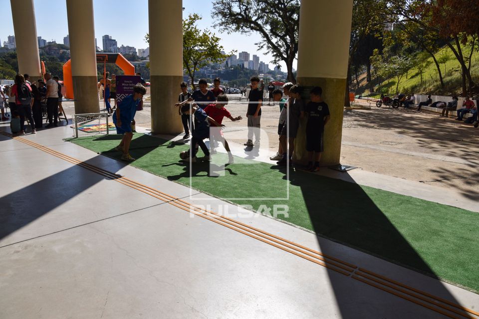 Crianças jogando futebol na área externa do Mercado Livre Arena Pacaembú - antigo Estádio Municipal Paulo 