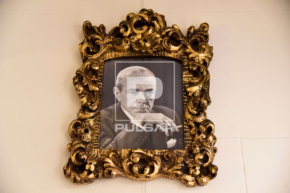 Reprodução do retrato de Guilherme de Almeida em exposição na Casa Guilherme de Almeida