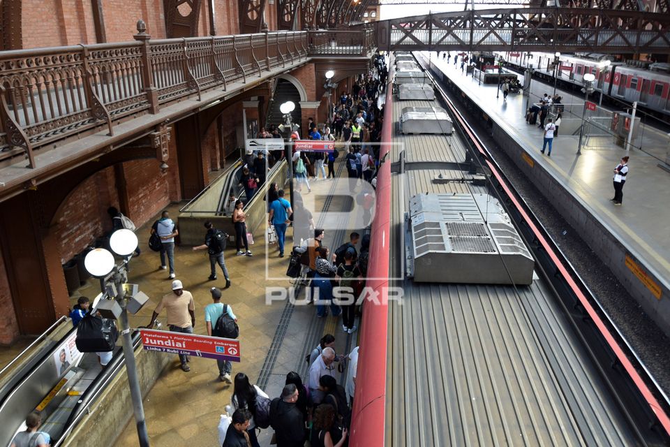 Vista de cima de passageiros na Estação da Luz da Companhia Paulista de Trens Metropolitanos - estação mul