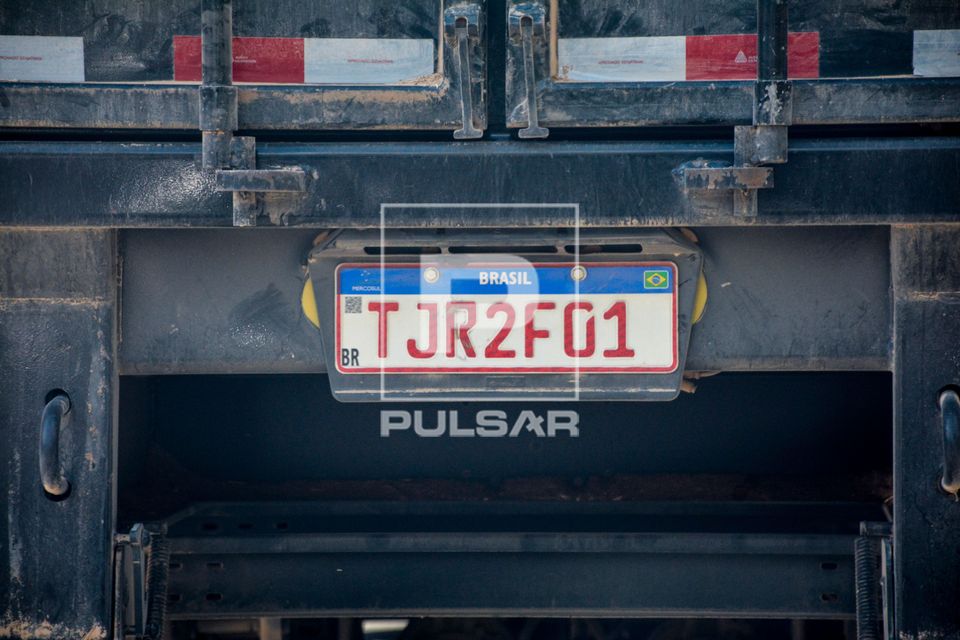 Placa vermelha em caminhão - indica que é usado para transporte remunerado de cargas ou serviços para fins 