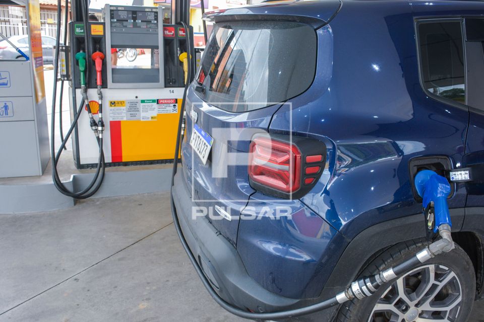 Veículo sendo abastecido com gasolina em posto de combustível 