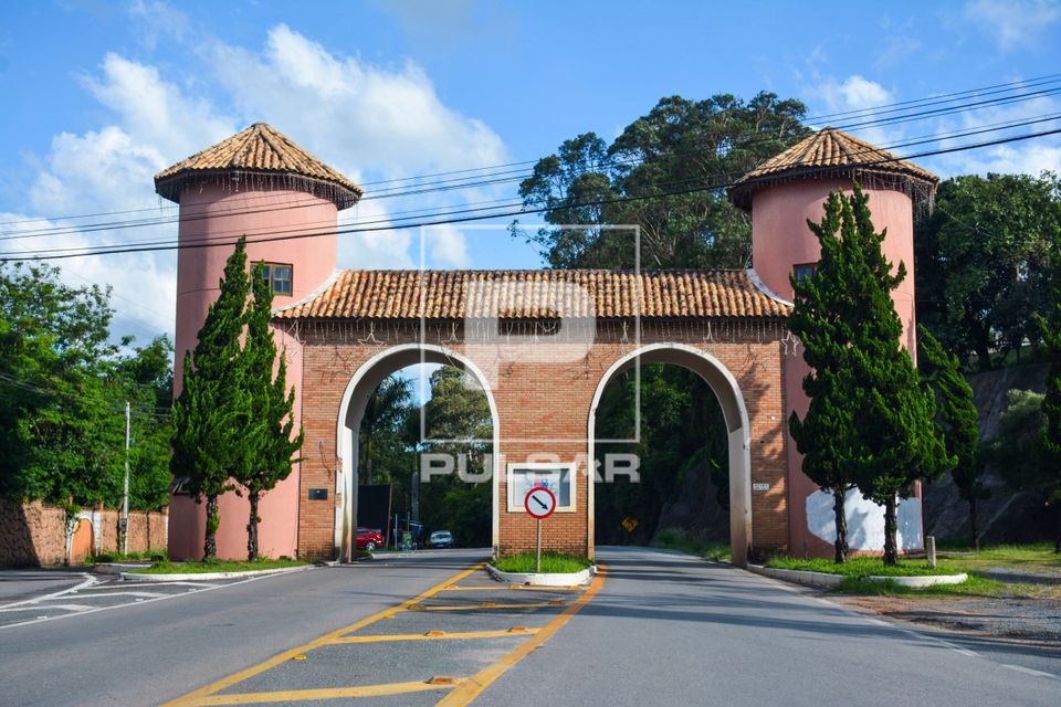 Pórtico na entrada da cidade na Rodovia Bunjiro Nakao SP-250