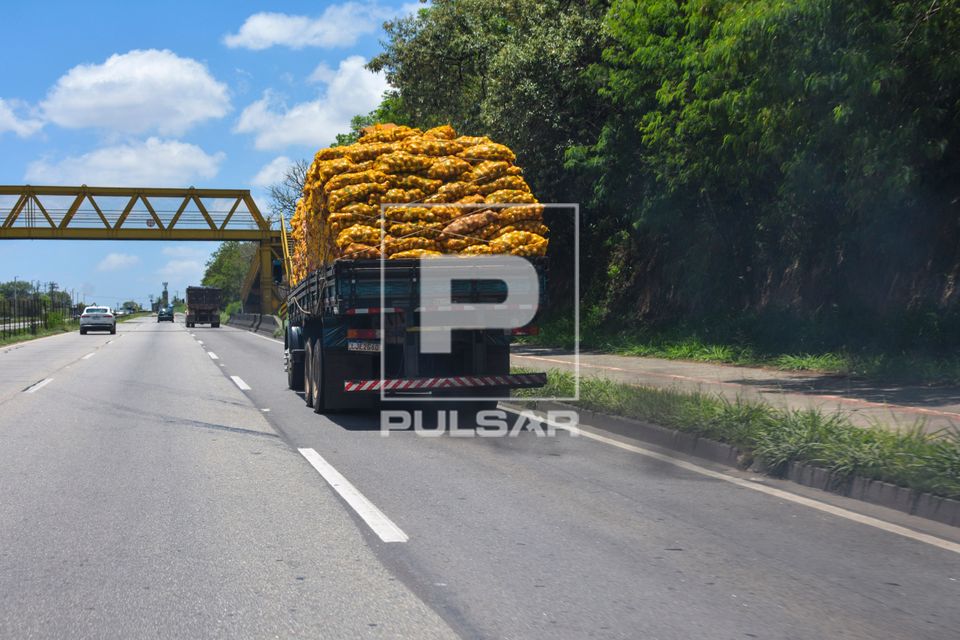 Caminhão transportando cebolas soltando fumaça muito escura do motor - poluição