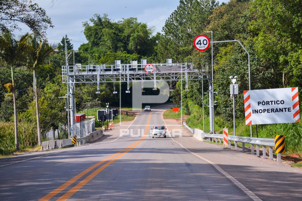 Pórtico de radar e monitoramento de velocidade inoperante na Rodovia Bunjiro Nakao SP-250 