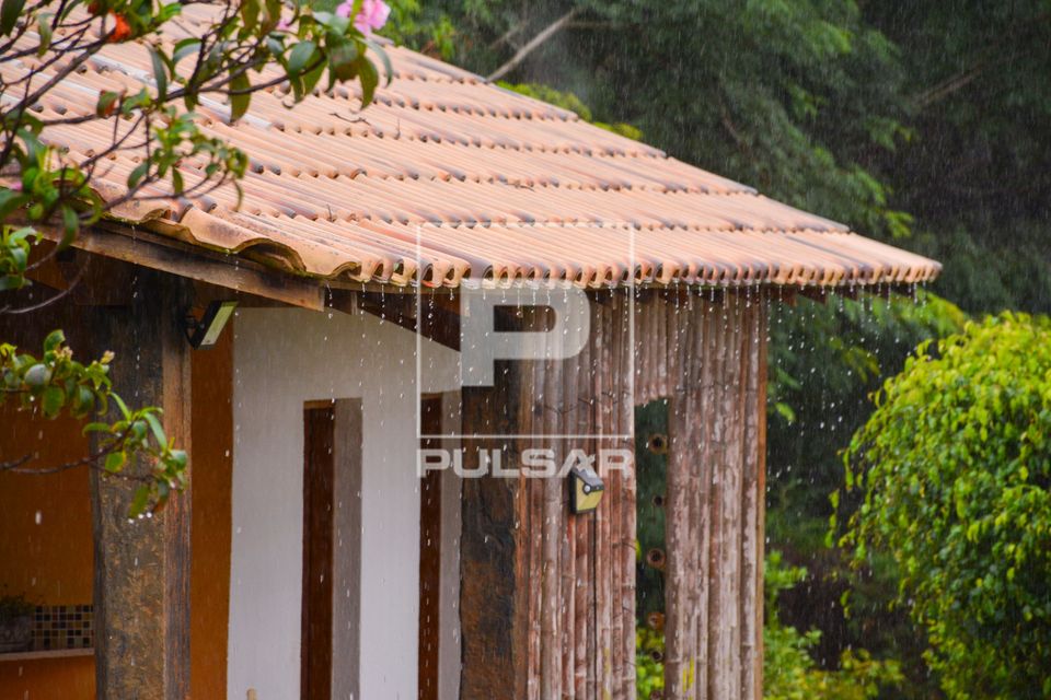Chuva caindo sob o telhado