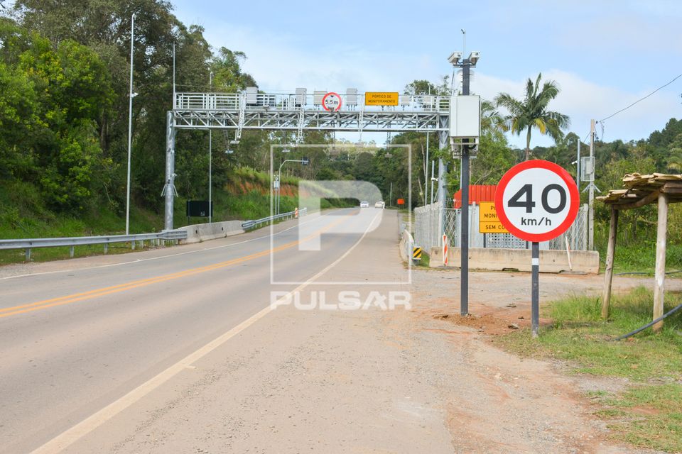 Pórtico de radar e monitoramento de velocidade permitida de 40 km/h na Rodovia Bunjiro Nakao SP-250 