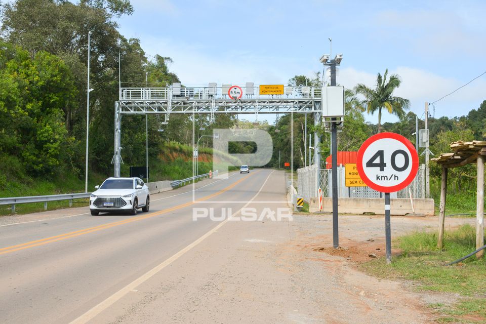 Pórtico de radar e monitoramento de velocidade permitida de 40 km/h na Rodovia Bunjiro Nakao SP-250 