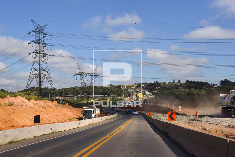 Obras da duplicação das faixas na Rodovia Bunjiro Nakao SP-250 e torres de transmissão de energia elétrica