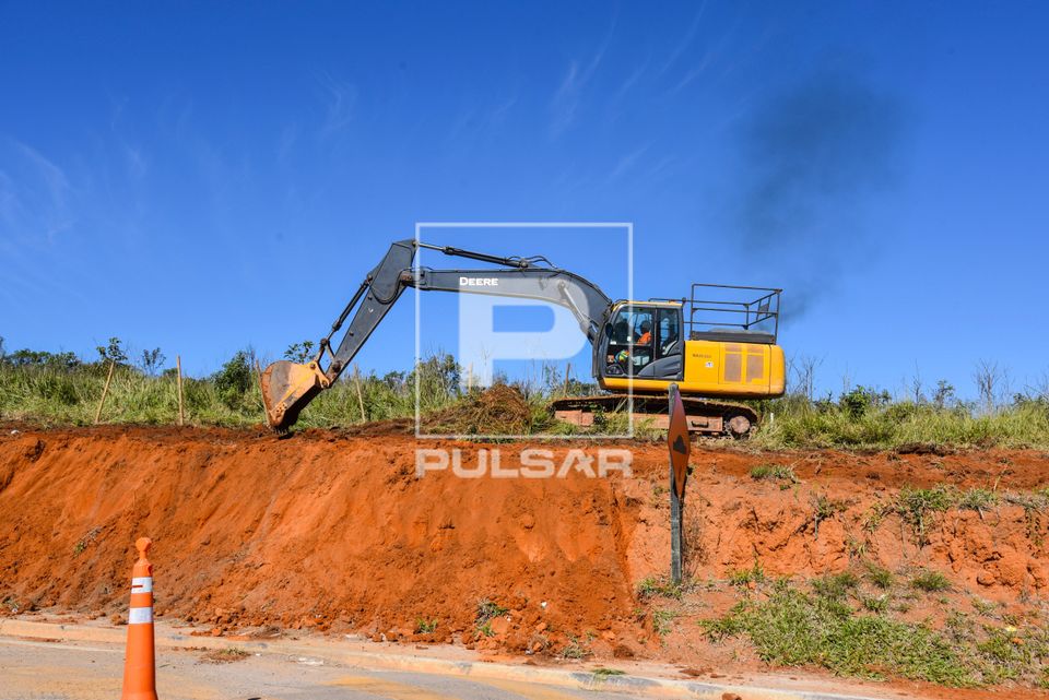 Trabalhador conduzindo escavadeira hidráulica na obra de duplicação da Rodovia Bunjiro Nakao SP-250