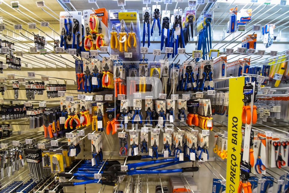 Ferramentas à venda em loja de material de construção
