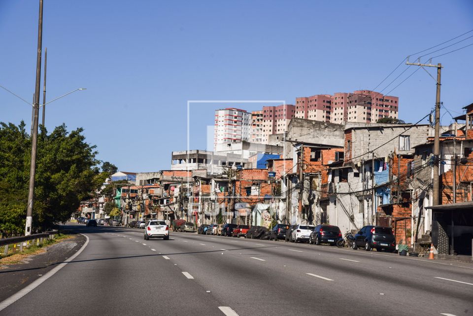 Autoconstruções na margem da SP-160 Rodovia dos Imigrantes