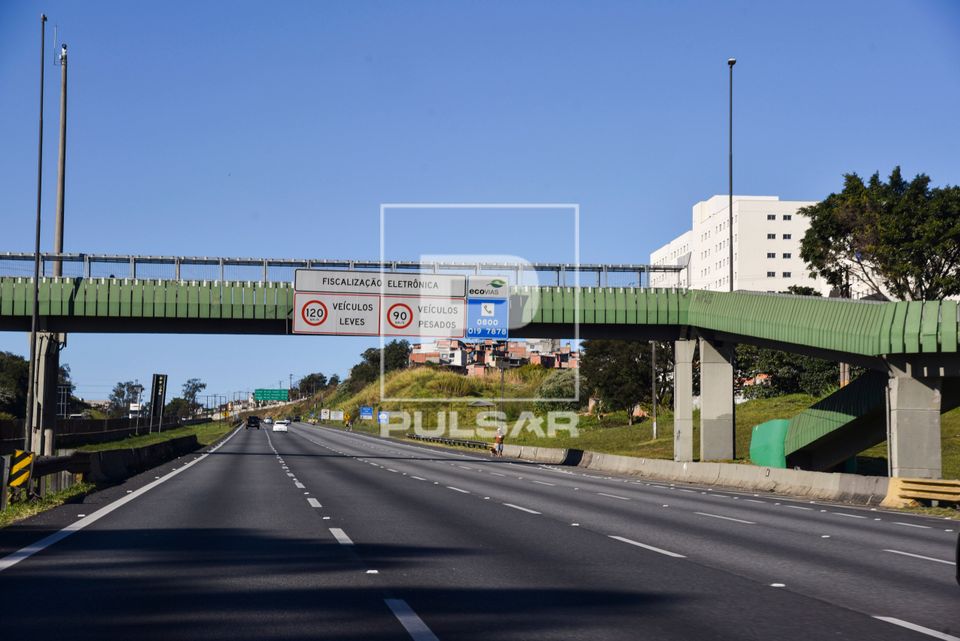Sinalização aérea na SP-160 Rodovia dos Imigrantes fixada em passarela de pedestres