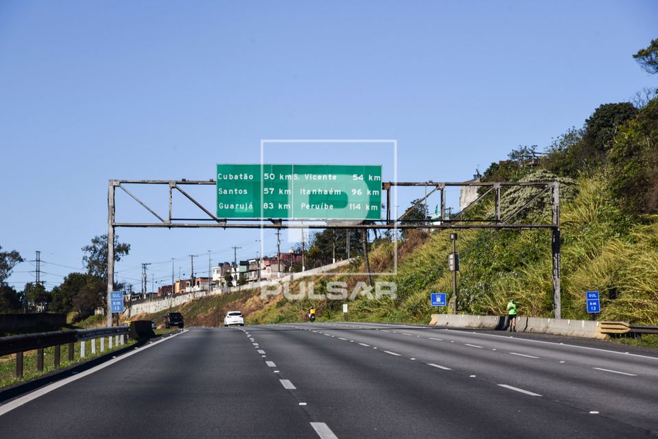 Sinalização aérea na SP-160 Rodovia dos Imigrantes informa distâncias das cidades da Baixada Santista