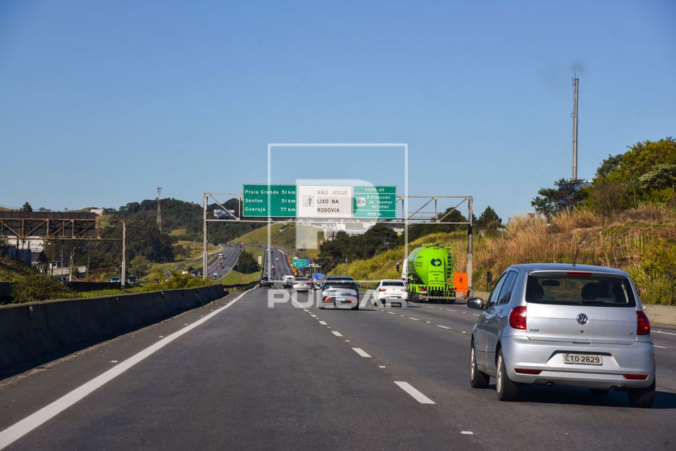 SP-160 Rodovia dos Imigrantes sinalização aérea com distâncias de cidades da Baixada Santista e Não Jogue