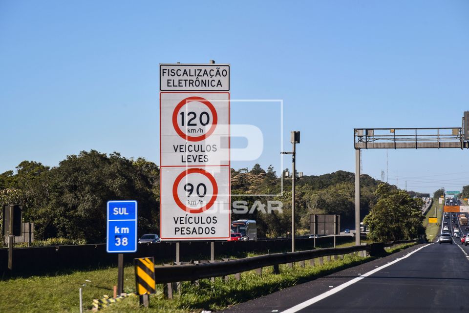 Sinalização lateral na SP-348 Rodovia dos Bandeirantes - fiscalização eletrônica e limites de velocidade