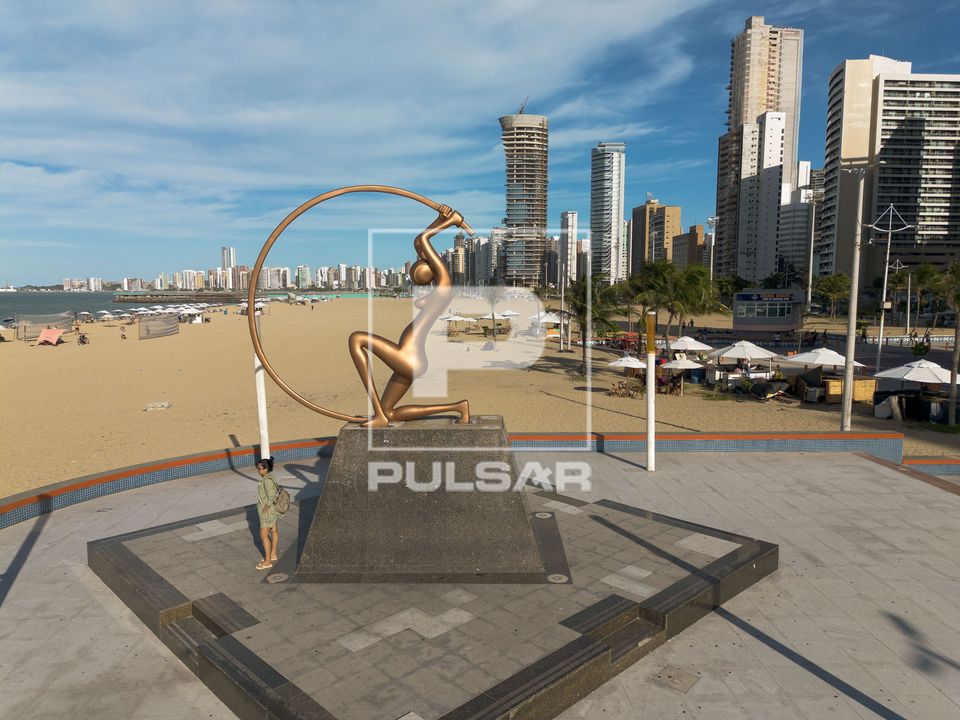 Estátua Iracema Guardiã - obra de Zenon Barreto na Praia de Iracema