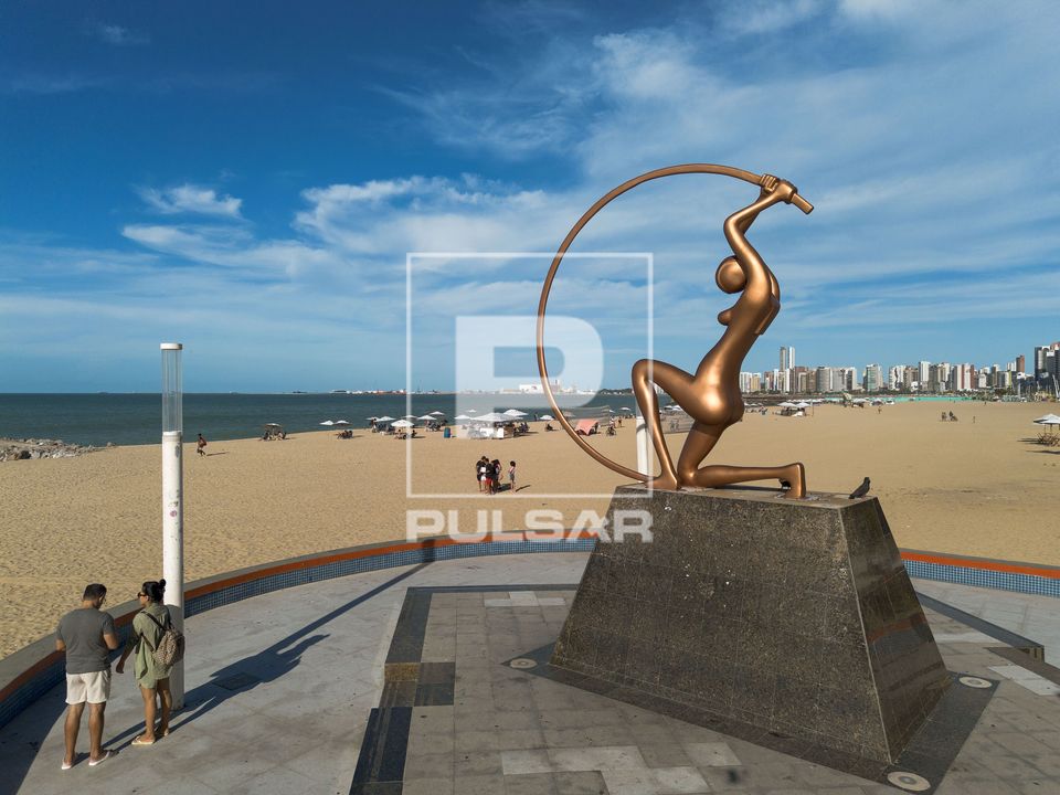 Estátua Iracema Guardiã - obra de Zenon Barreto na Praia de Iracema