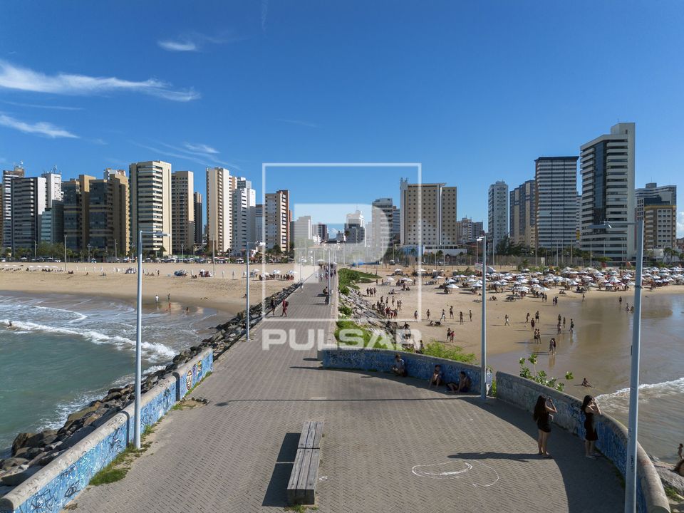 Vista de drone de edifícios na Praia Meireles à esquerda e Iracema à direita- Espigão da João Cordeiro av